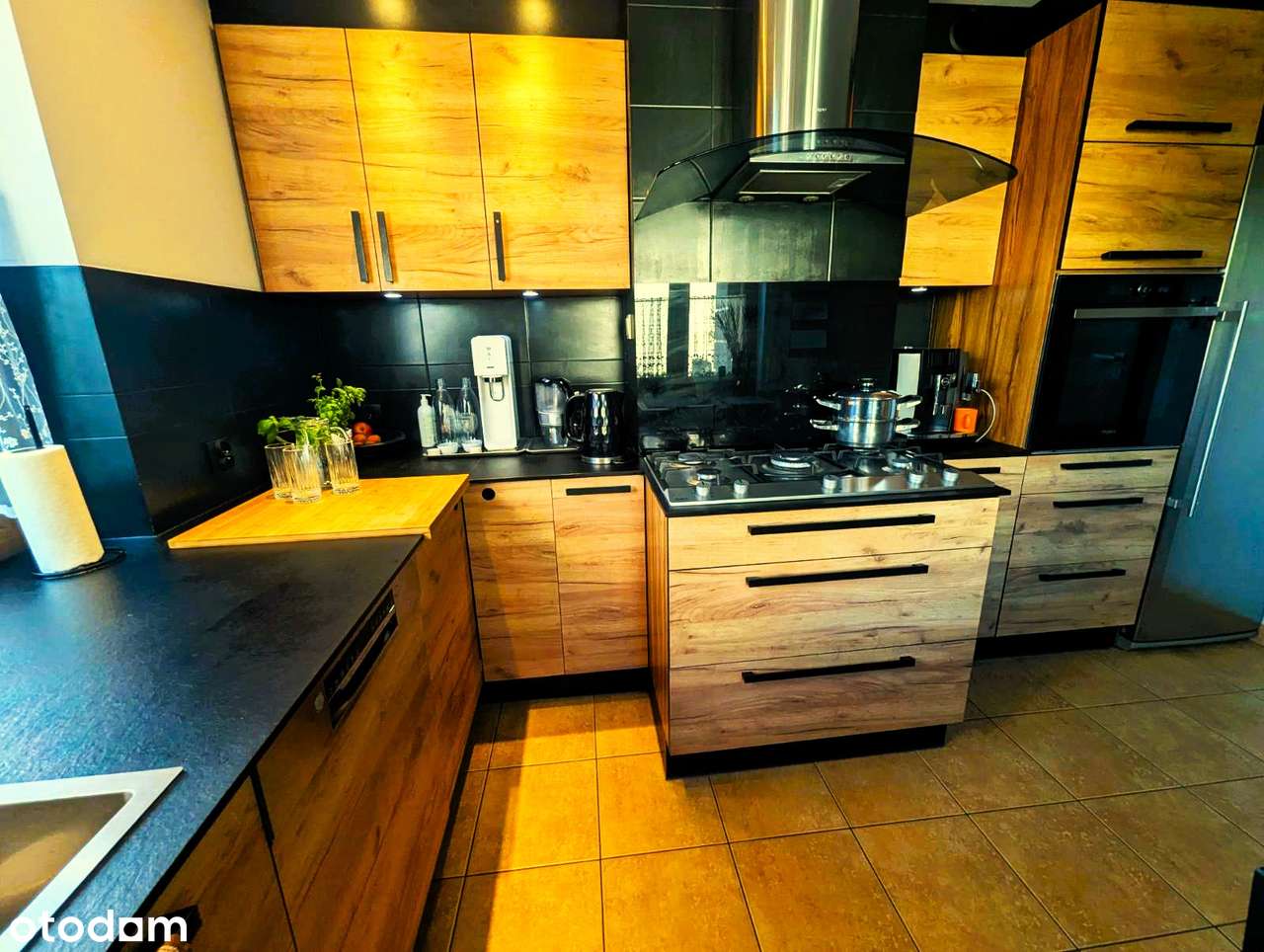 Nowoczesny dom z basenem i garażem w spokojnej okolicy-2