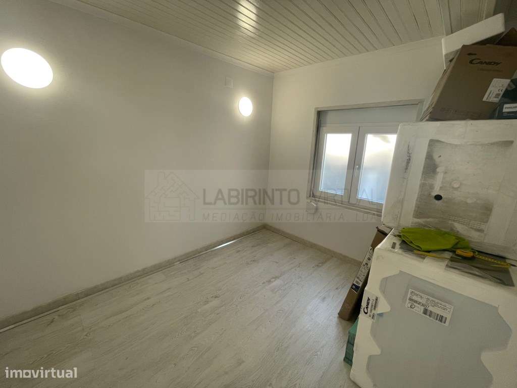 Vende-se duas moradias contíguas e abertas entre si, T9, na Ajuda -...-18