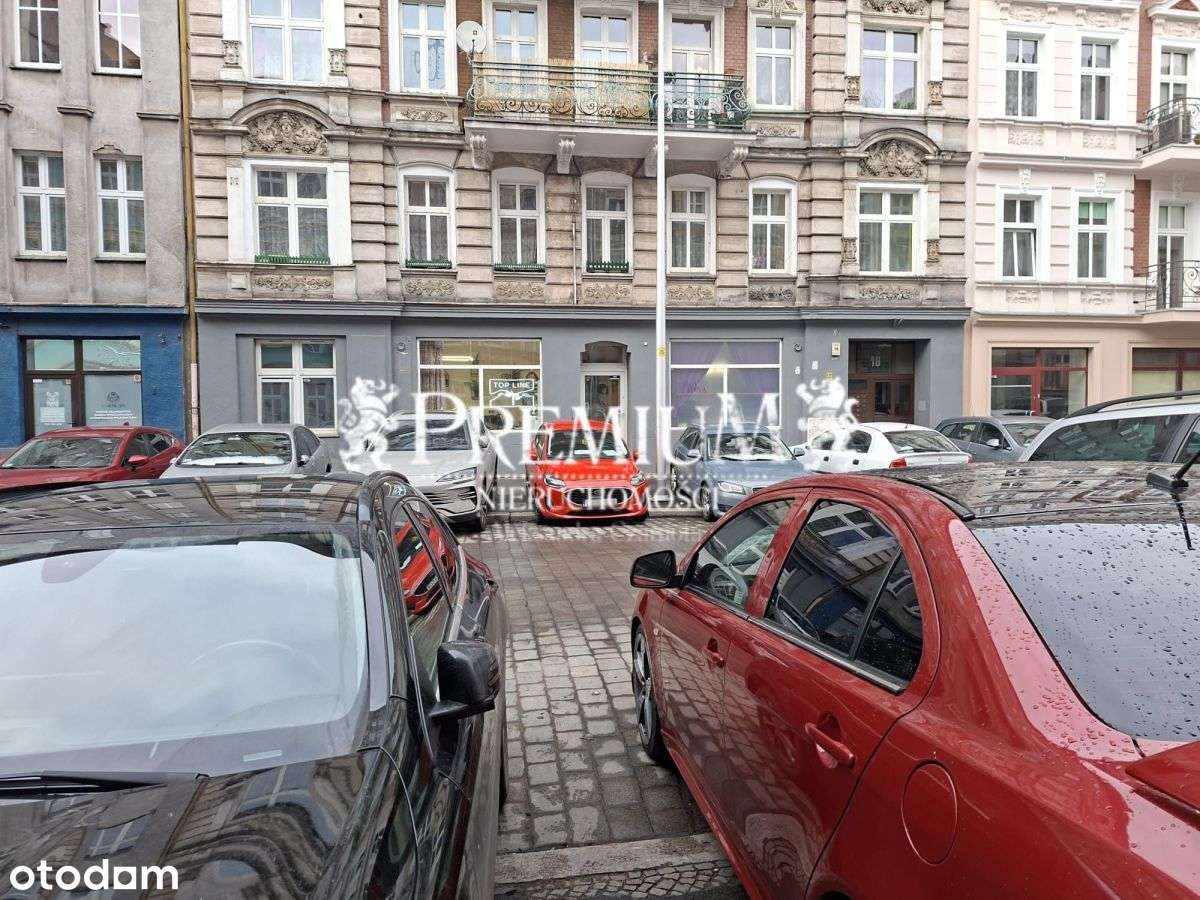 Lokal użytkowy z witrynami na parterze kamienicy-11