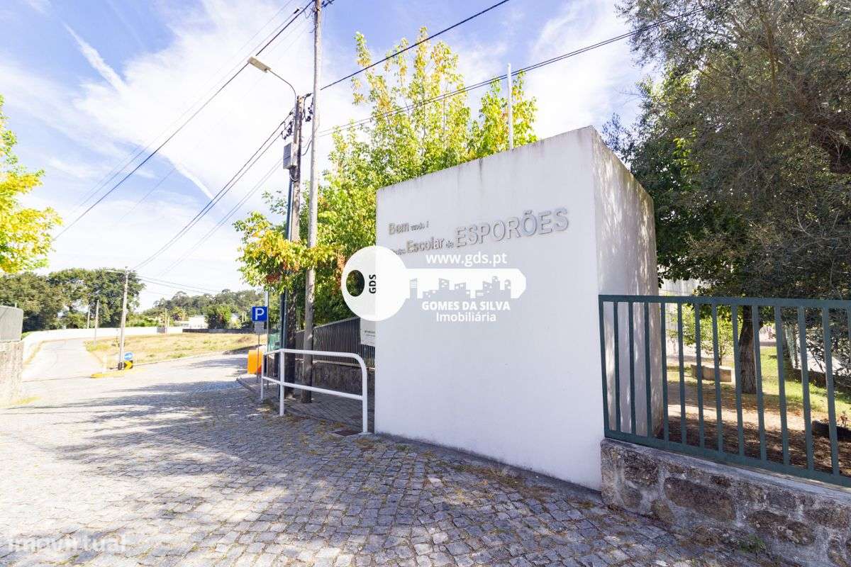 Moradia tri-familiar em ruína com afetação de comércio e habitação-24