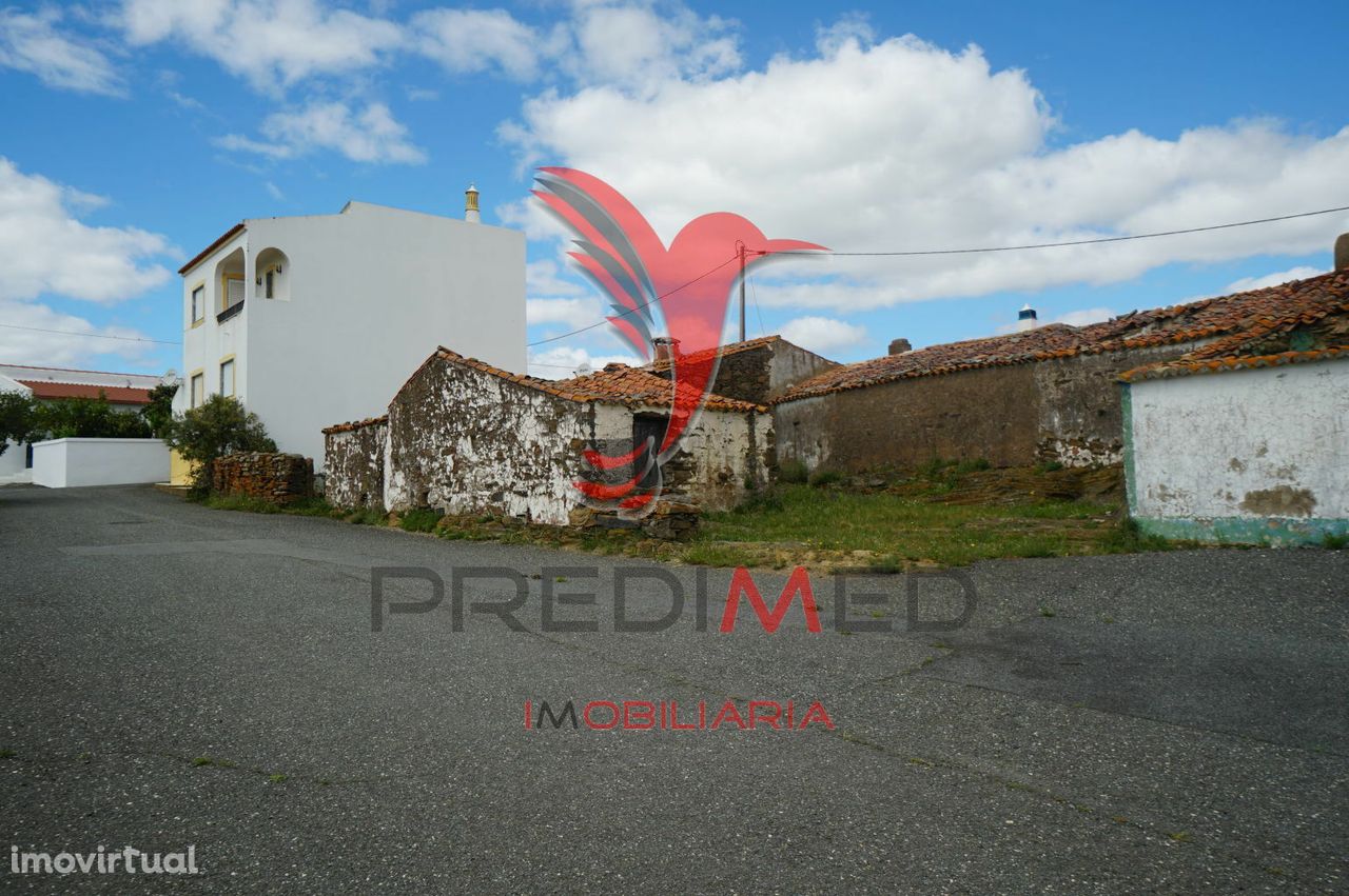 Casa para reconstruir em aldeia alentejana