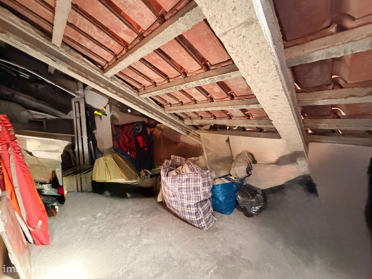 Apartamento T2 com arrecadação - zona Conquinha-28
