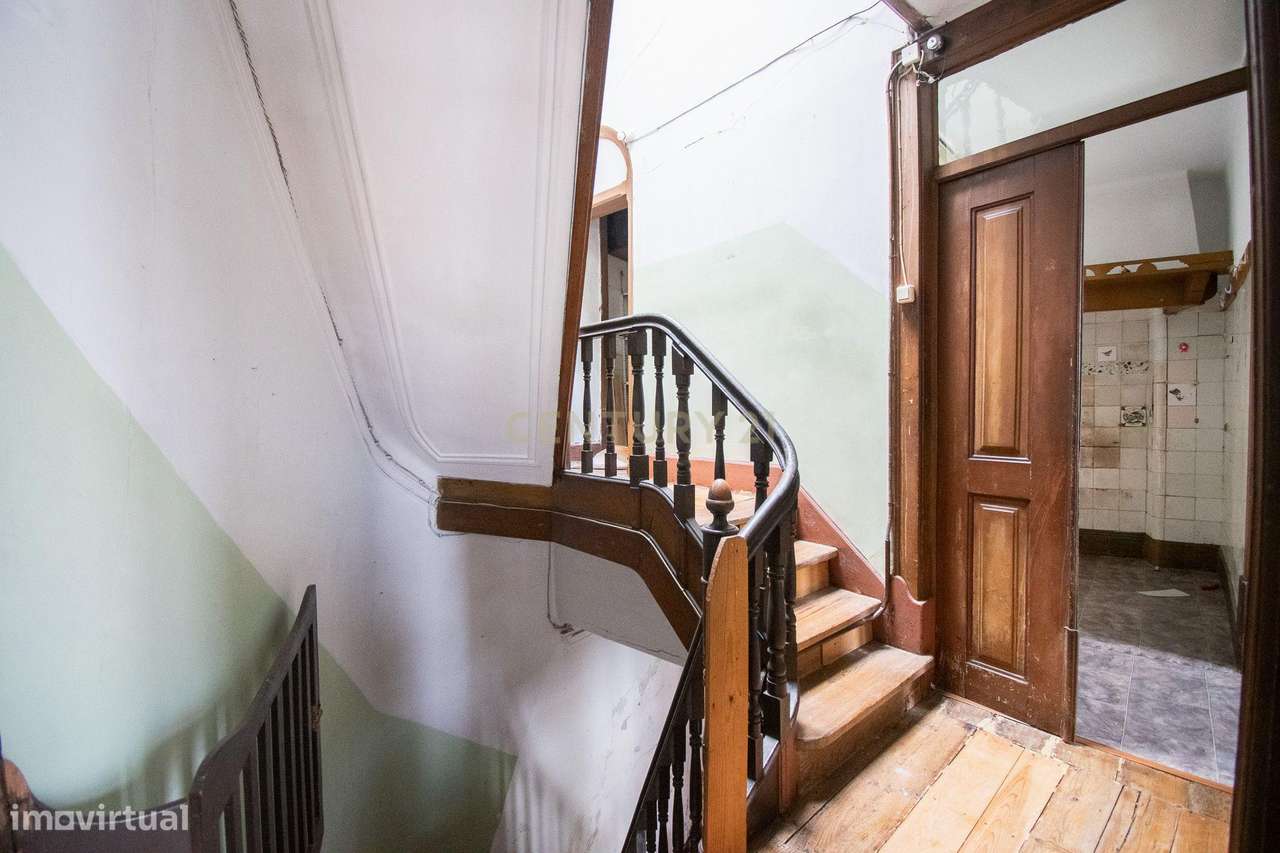 Prédio na emblemática Rua do Quebra Costas, no centro histórico de Coi-28