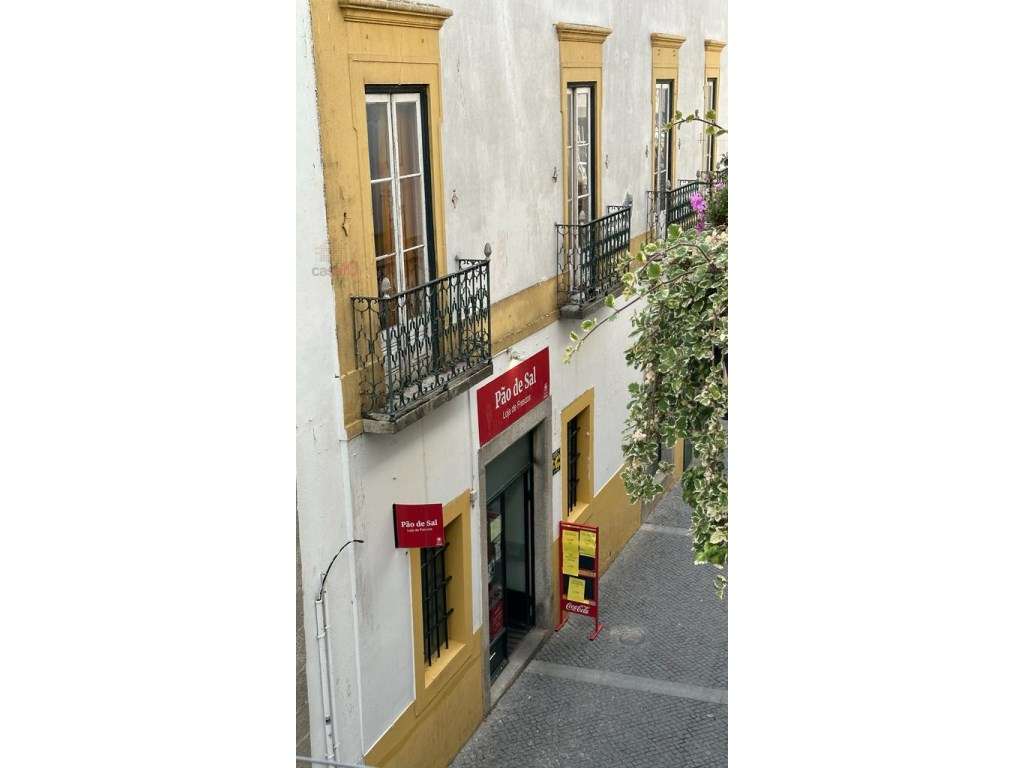 Vende-se Prédio para renovar junto à Praça do Giraldo em Évora - Grande imagem: 3/22