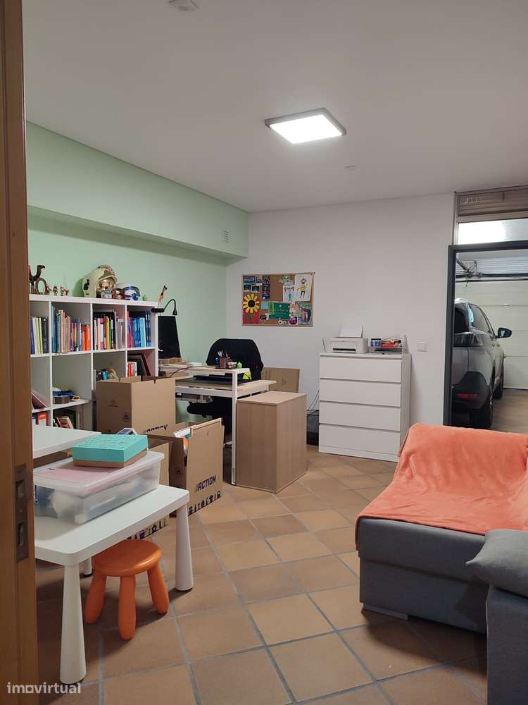 Moradia T4(2 suites) + escritório, cond.fechado à Estrada Nacional N.1-47