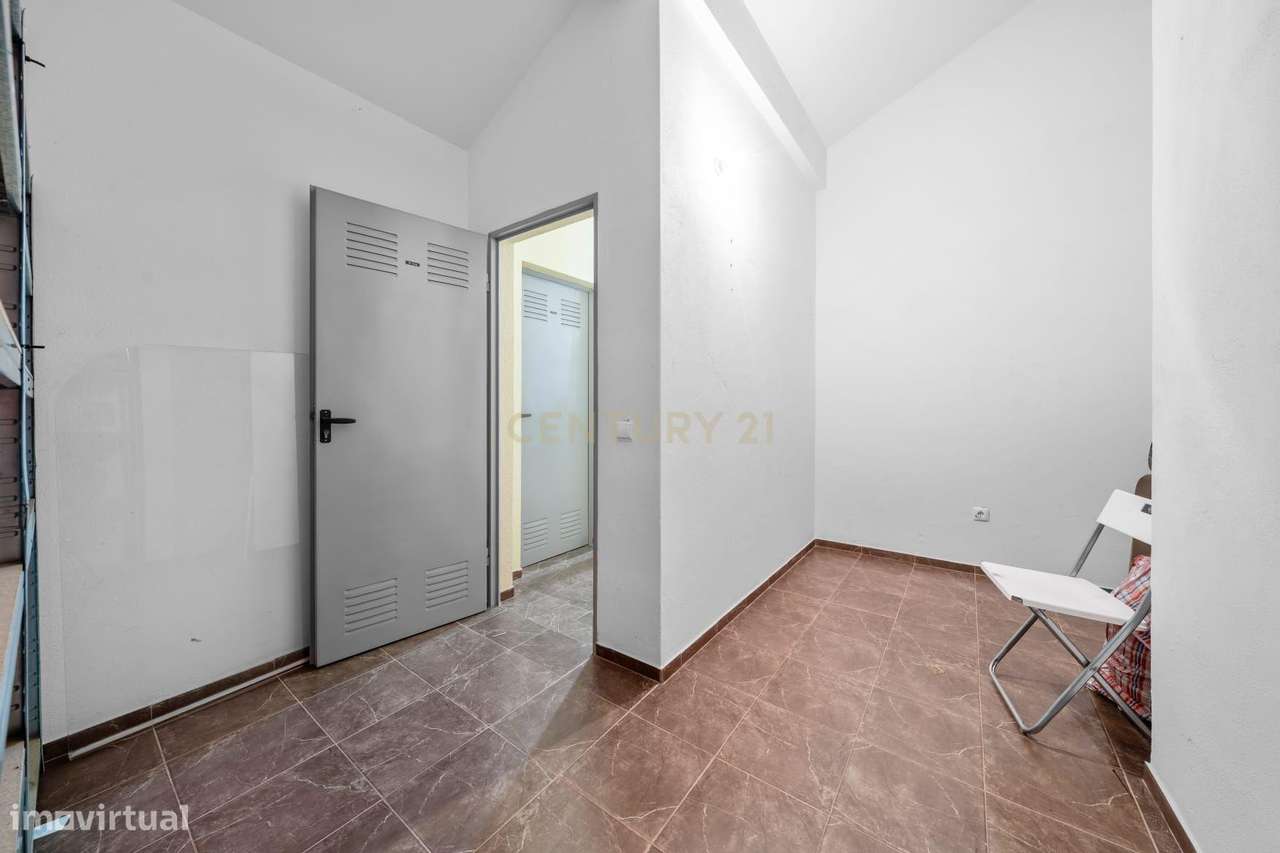 Apartamento T2 em Montijo com Parqueamento e Varandas-20