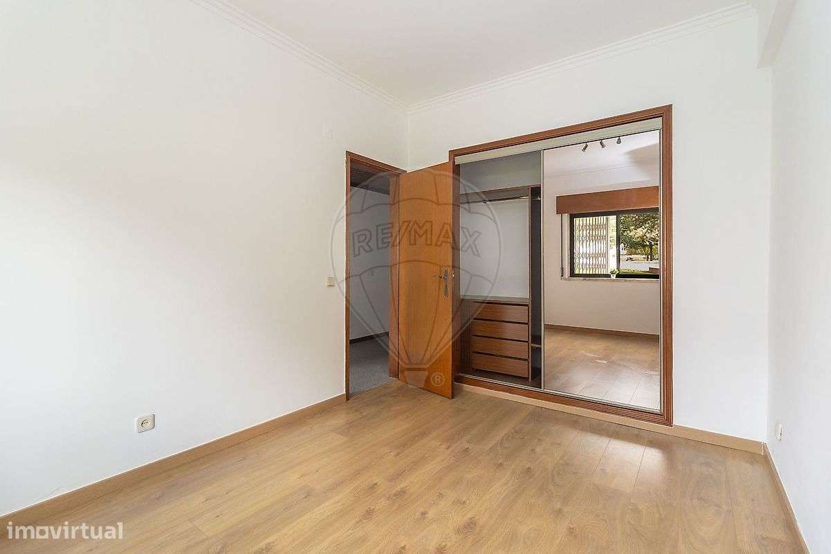 Apartamento T2 com Arrecadação em Paio Pires-13