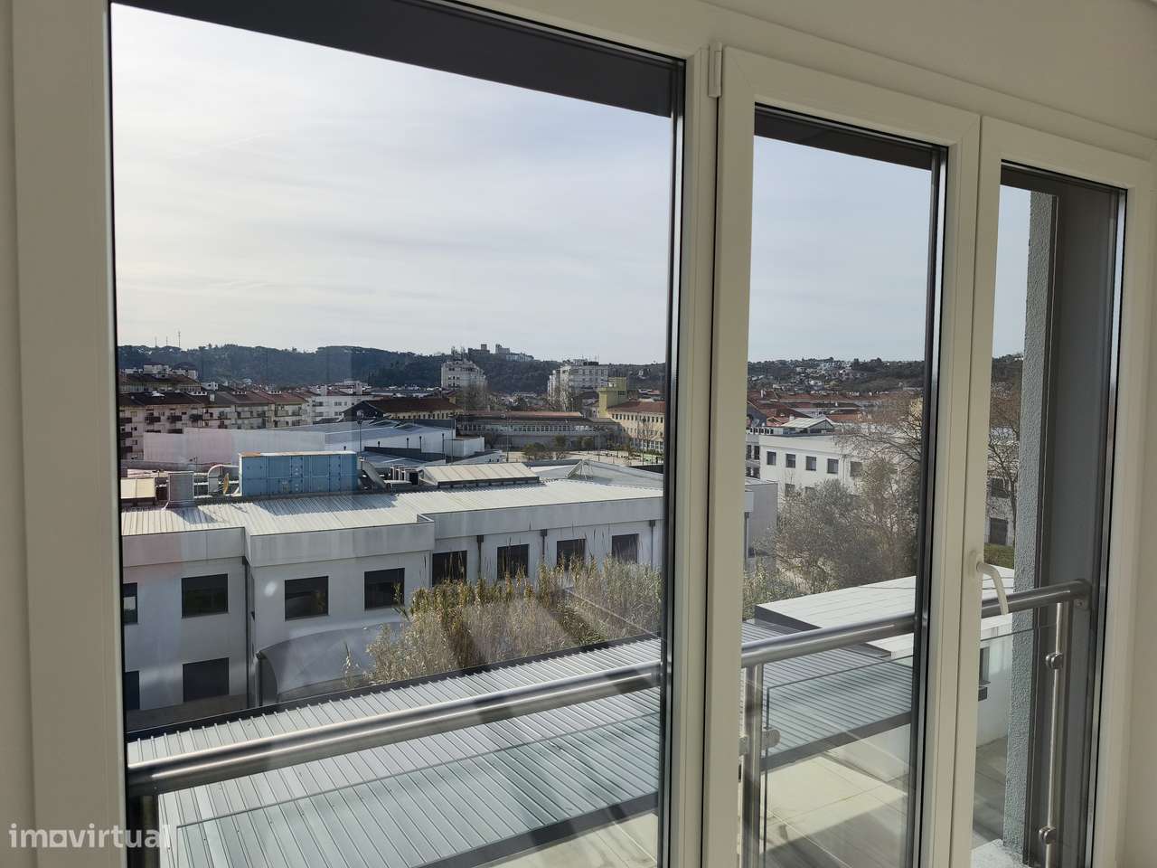 Apartamento T3 Novo c/ Garagem e um parque de Estacionamento-10