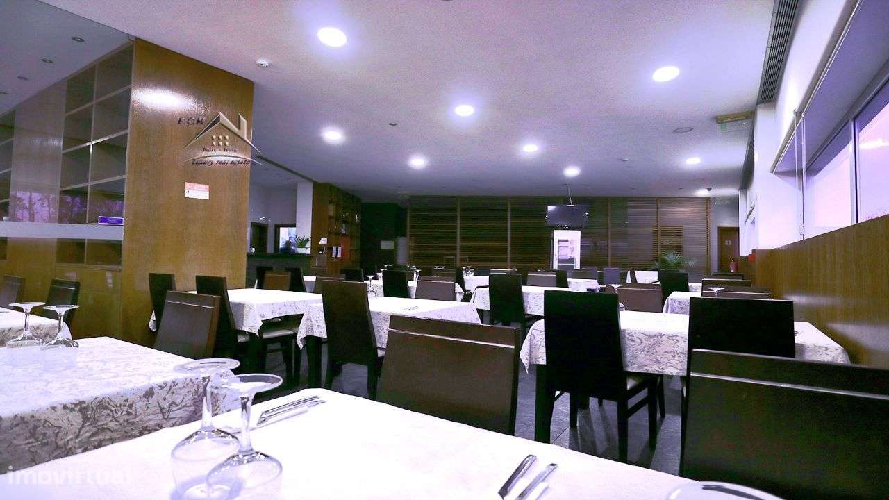 Restaurante "Castelo da Maia" Localizado em Zona Industrial,-35