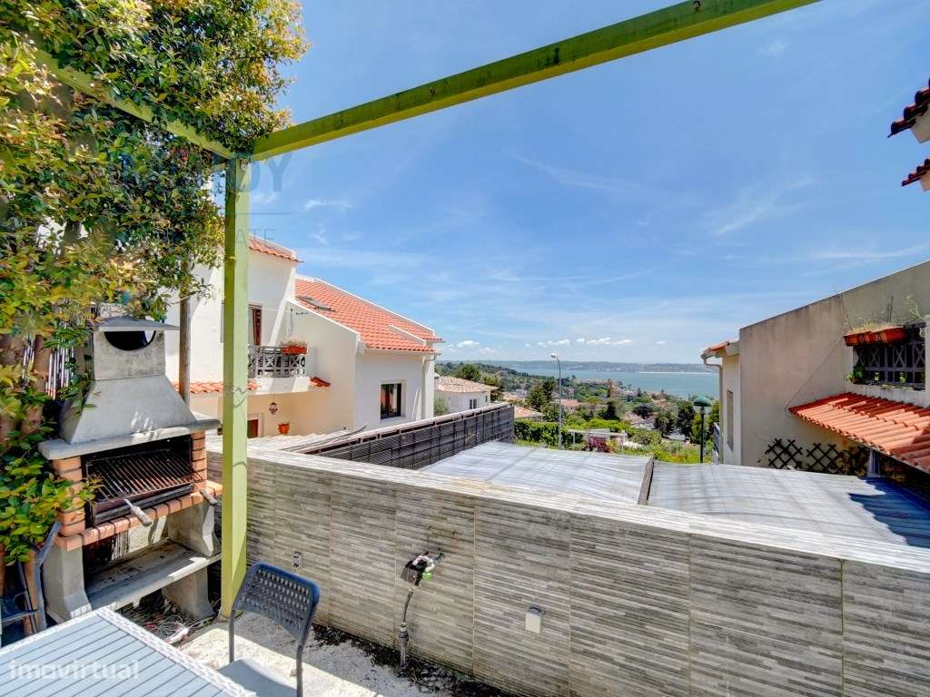 Charmosa Moradia T3 com Vista Mar no Alto do Lagoal-8