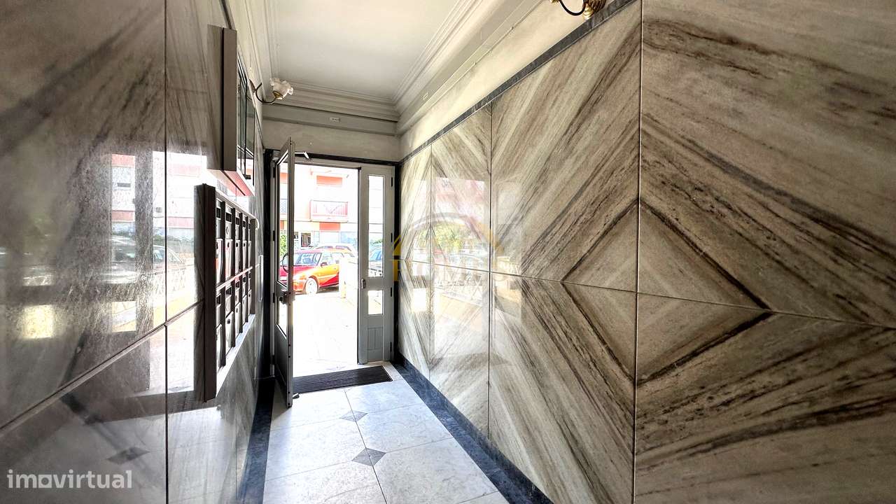 T2 Remodelado com Vista Desafogada, em Linda-a-Velha.-18