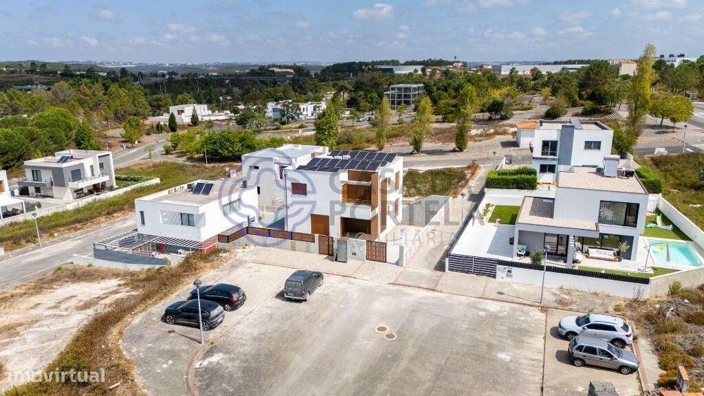 Moradia T4 com3 suites isolada-17