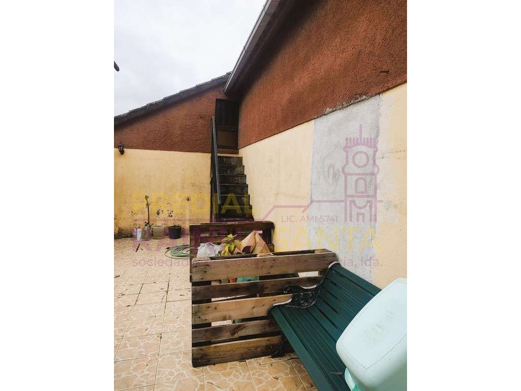 Moradia c/ 5000 m2 terreno , anexos, furo. 16 Km de Coimbra.-17