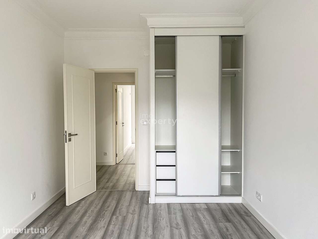 Apartamento T2 Remodelado na Ajuda, Lisboa-20