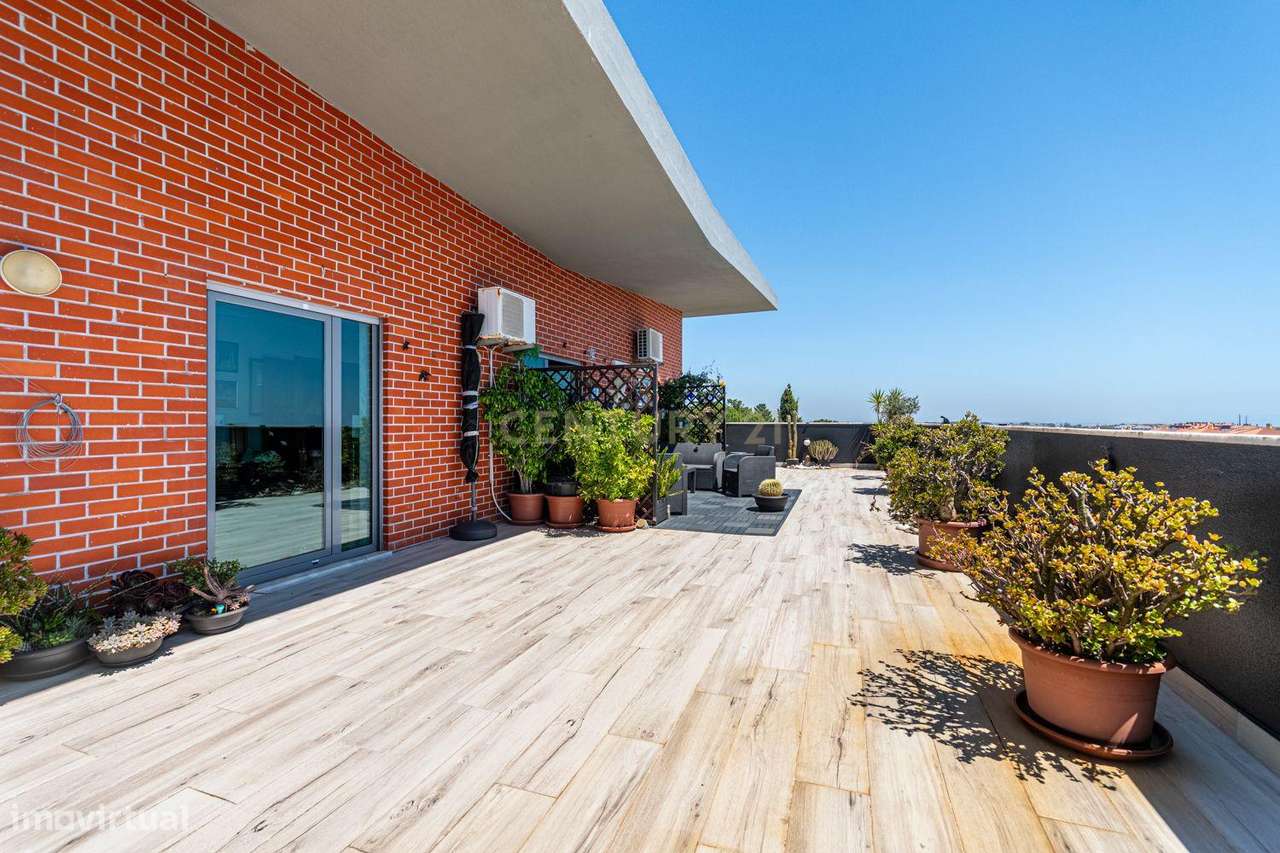 Apartamento Único T2 de 82m2 com Terraço de 75m2 em Porto Salvo-19
