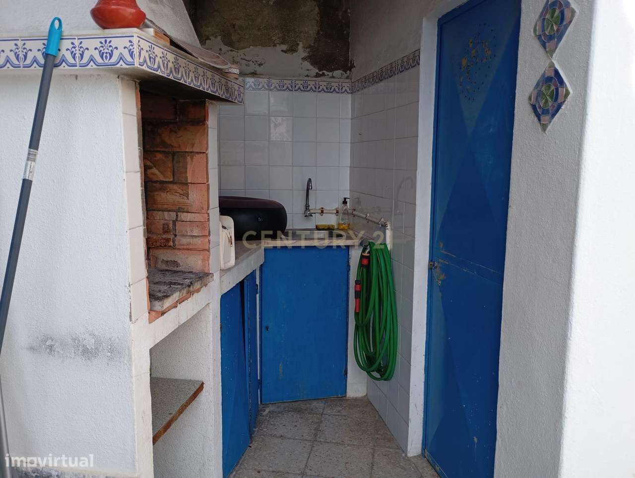 T0 com mezanino e logradouro, situado na Charneca de Caparica-34