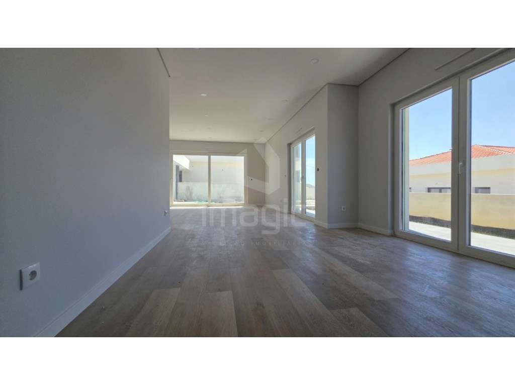 MORADIA T4 TÉRREA NOVA em SANTO ISIDORO-6