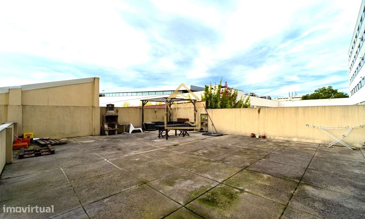 Apartamento T4 Remodelado, Terraço com 100m2,a 500Mts do Metro - Porto-11