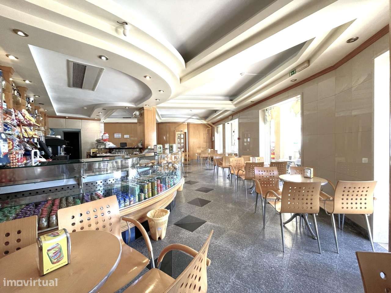 Loja com Café/Pastelaria em Funcionamento na Cova dos Vidros — Quinta-13