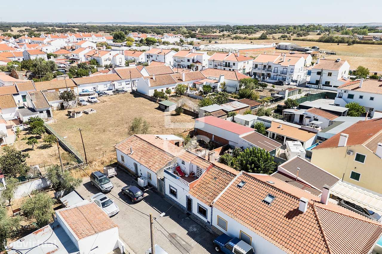 Moradia T3 c/ Quintal, Terraço e Aproveitamento de Sótão nos Canaviais-28
