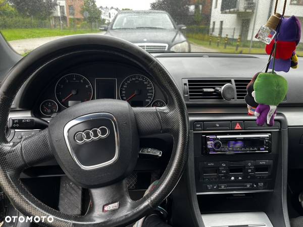 Audi A4 2.0T FSI Quattro - 6