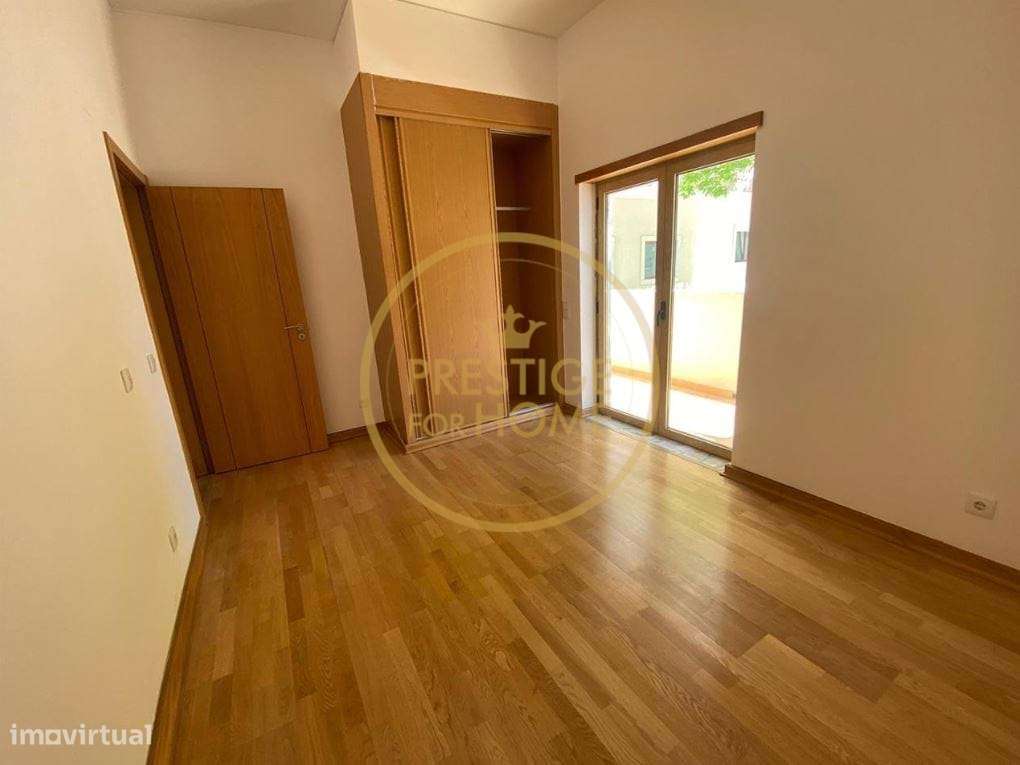 Apartamento T2 com Varanda – Vale de Rãs-11