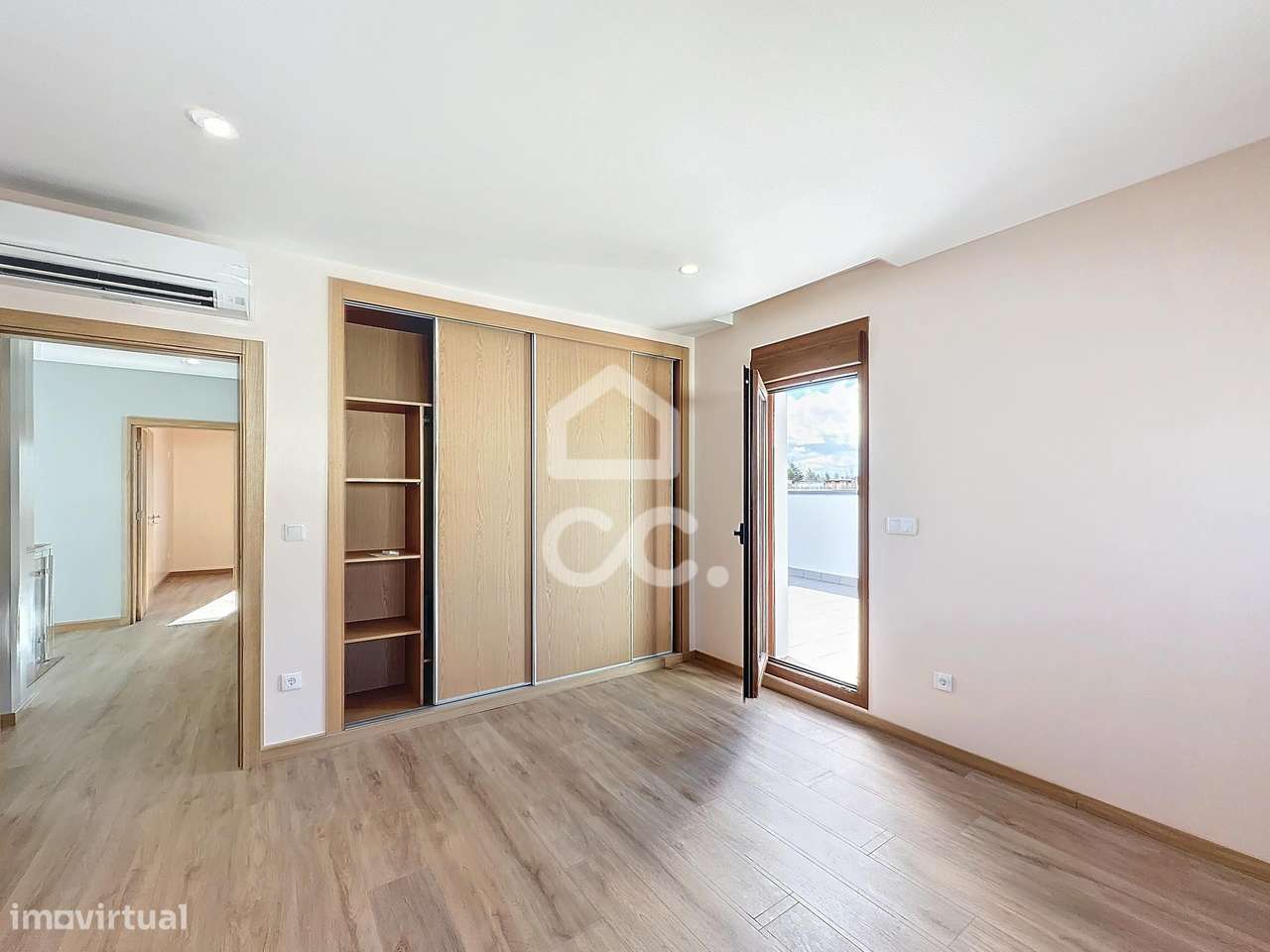 moradia com dois pisos, com três quartos, nova, isolada,  a cinco minu - Grande imagem: 4/39