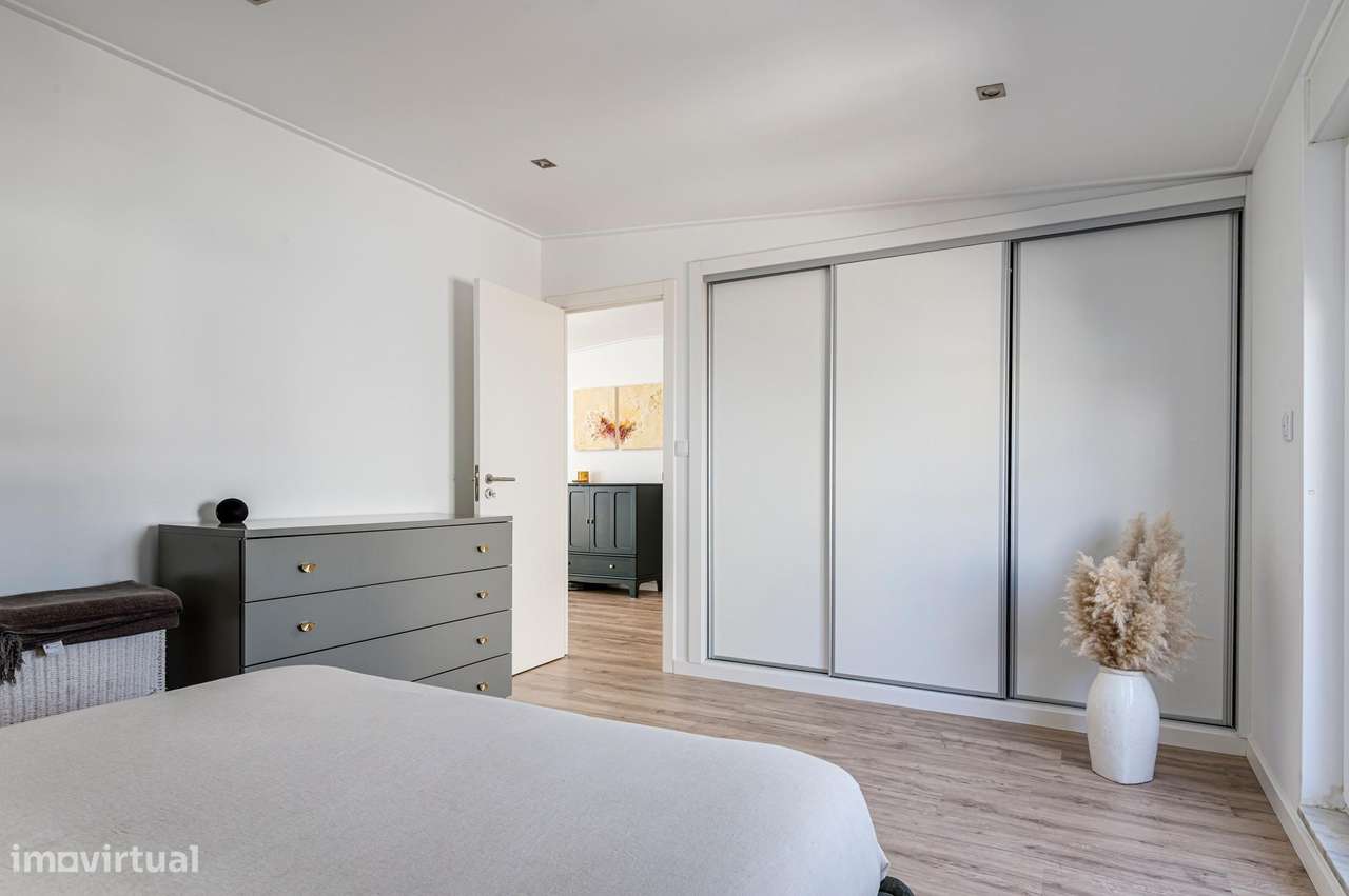 T2+1 Dúplex Remodelado com 4 Varandas e Vista Cristo Rei – Almada-21