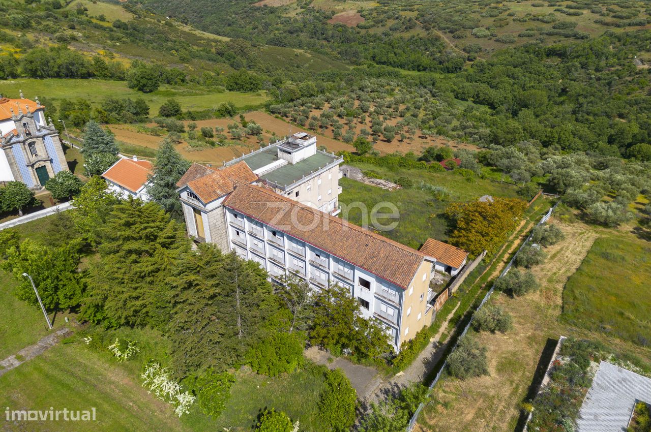 Edificio da Antiga Casa do Clero e dos Retiros - Grande imagem: 1/49