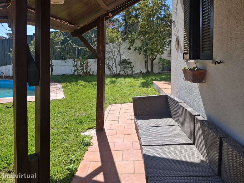Moradia de Tradicional com Piscina em Lote de 2135 m² - Cotovia-24