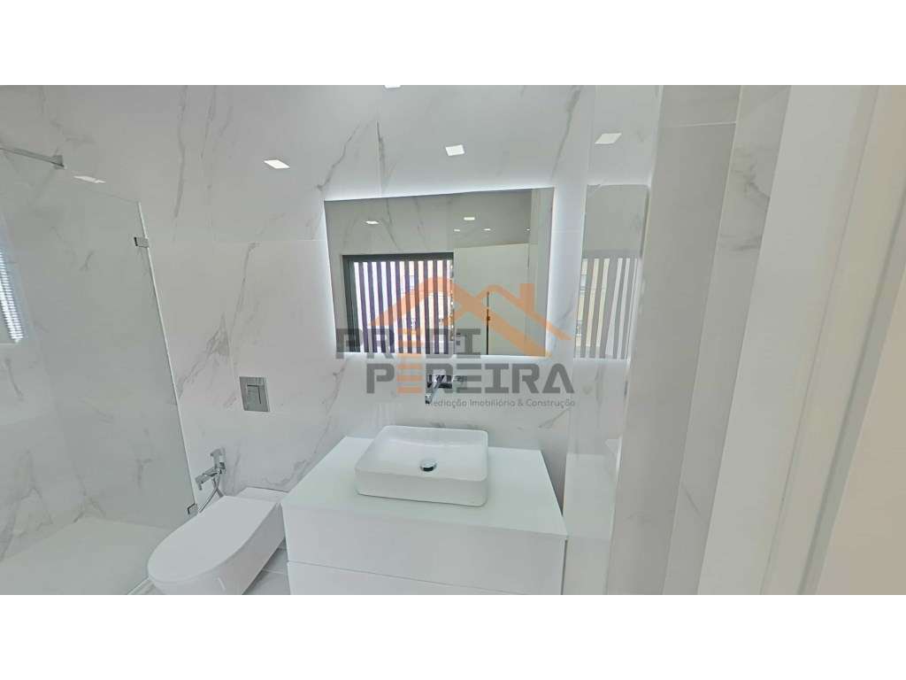 Moradia T4 em condomínio privado com piscina, no Fanqueiro em Loures-47
