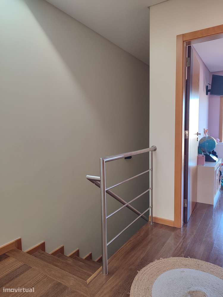 Moradia c/4 quartos(2 suites)+escritório, condomínio fechado c piscina-2