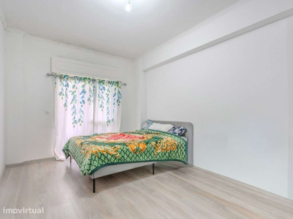 Apartamento T2 no Cacém com Arrecadação | Junto à Estação-6