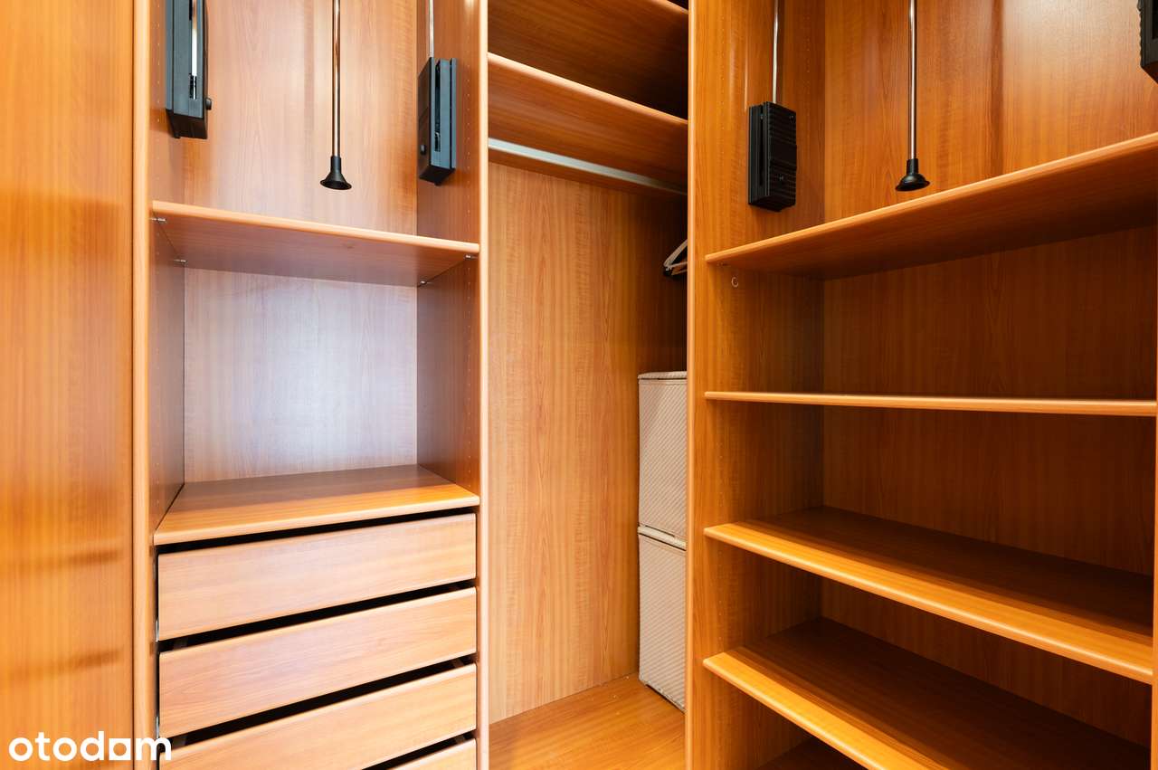 Mieszkanie dla osób szukających przestrzeni z 3 balkonami i parkingiem-9