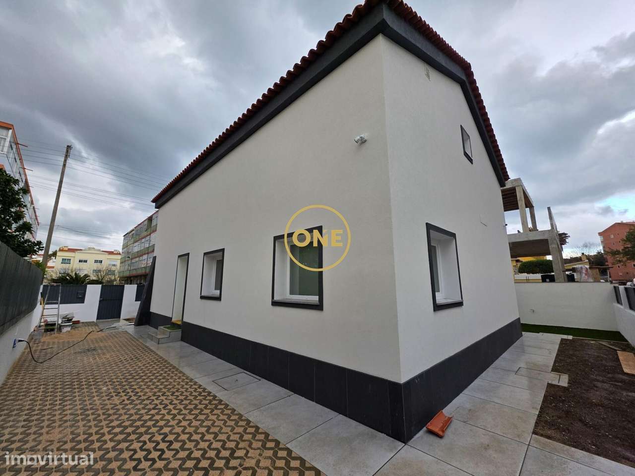 Moradia T4  Possibilidade de Permuta - Grande imagem: 2/25