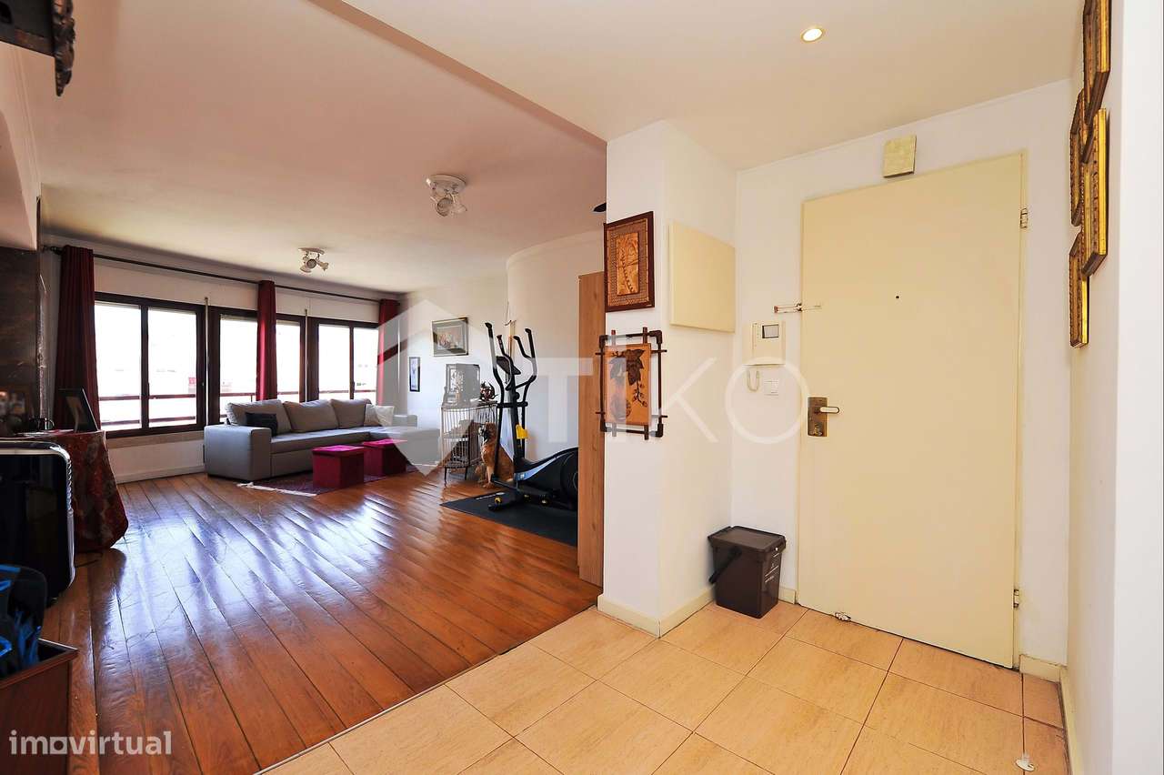 Excelente Apartamento 6 divisões com 2 parqueamentos e 2 arrecadações - Grande imagem: 2/35