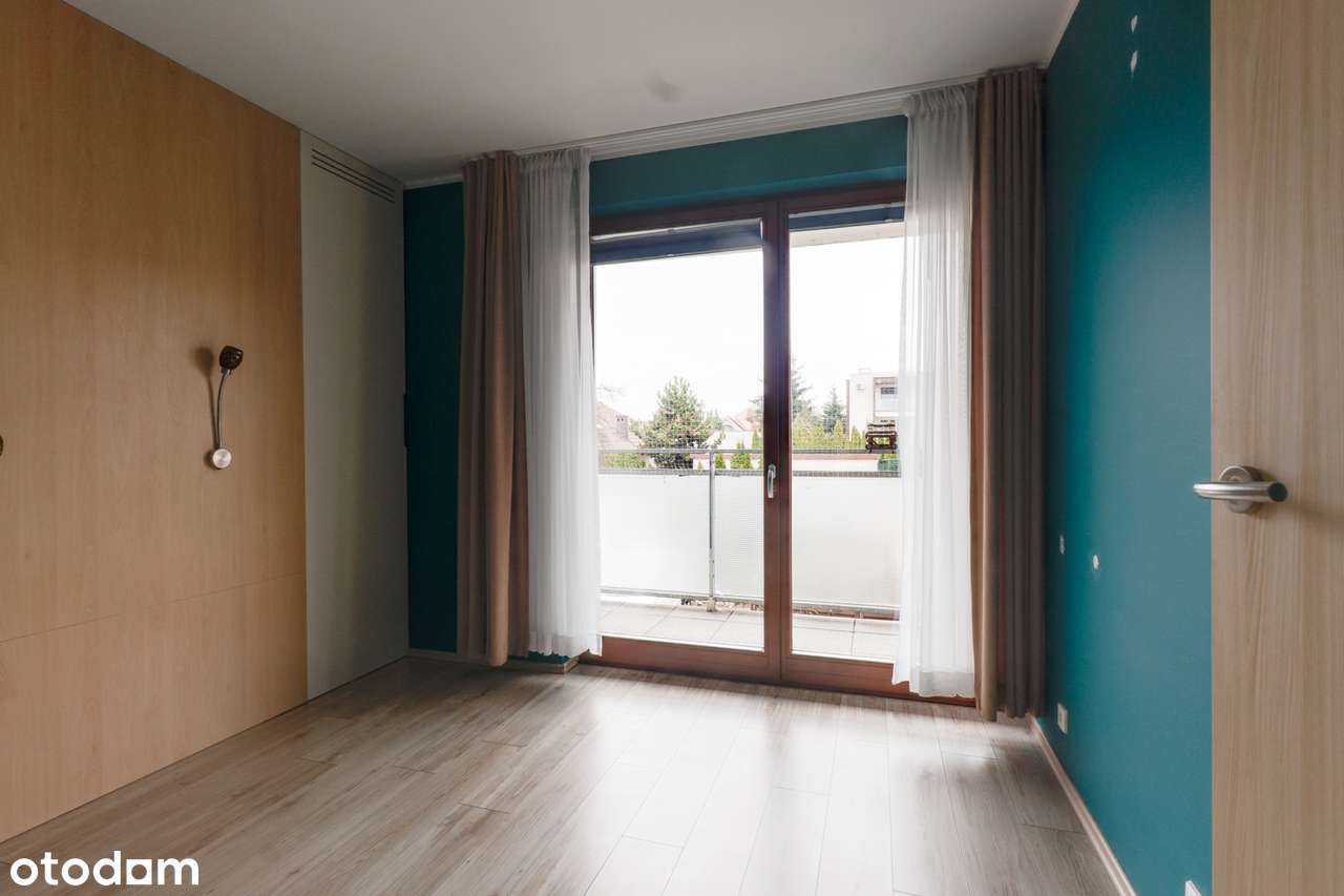 Mieszkanie z zadaszonym tarasem, klimatyzacją oraz miejscem postojowym-8