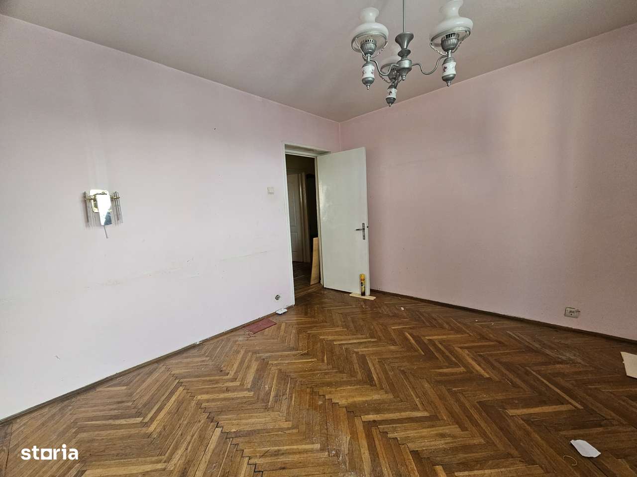Central-Vand apartament cu 3 camere, balcon si boxa-4