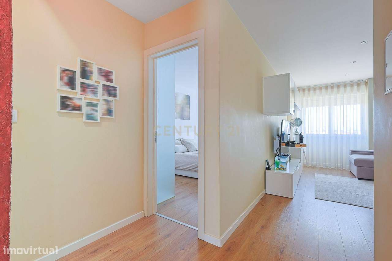 T3 Remodelado com Varanda e Vista para Lisboa – Torre da Marinha, Seix-7