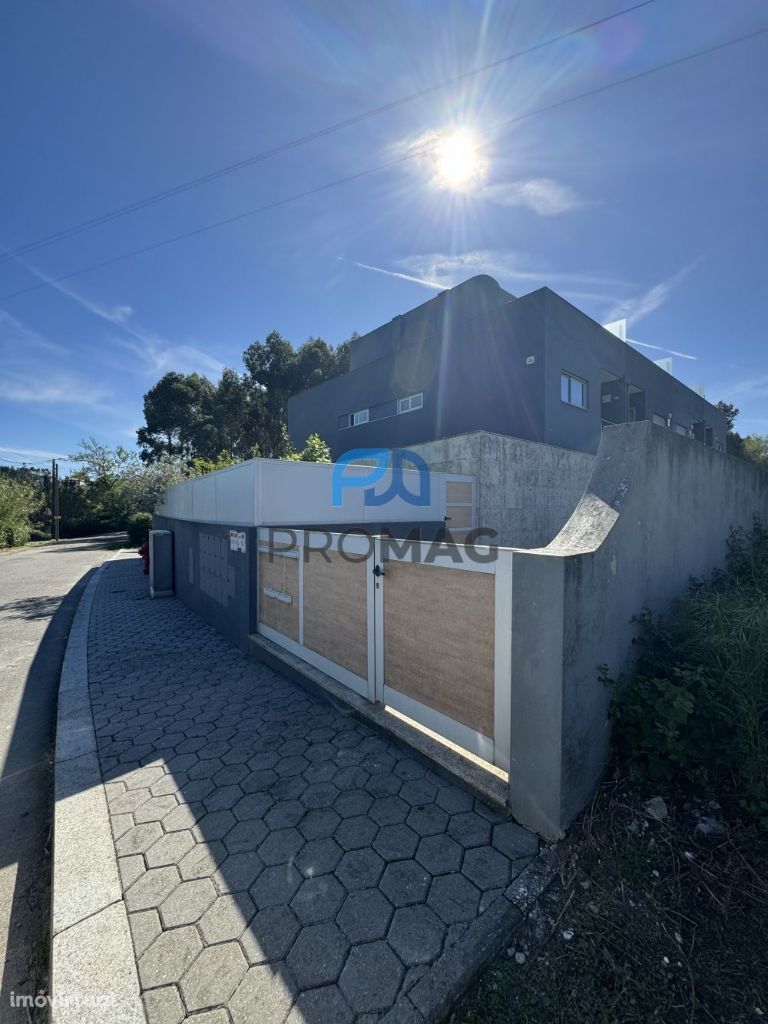 Moradia T3 de Gaveto a 1Km da Praia da Madalena