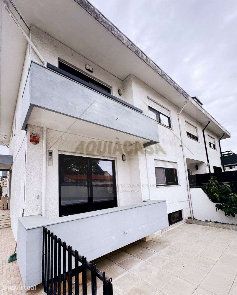 Moradia T4 renovada junto ao Estádio do Dragão, com garagem, jardim-0
