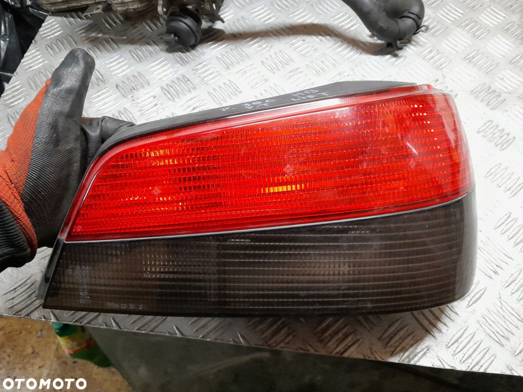 Peugeot 306 FL lift HB lampa prawa tył tylna - 1