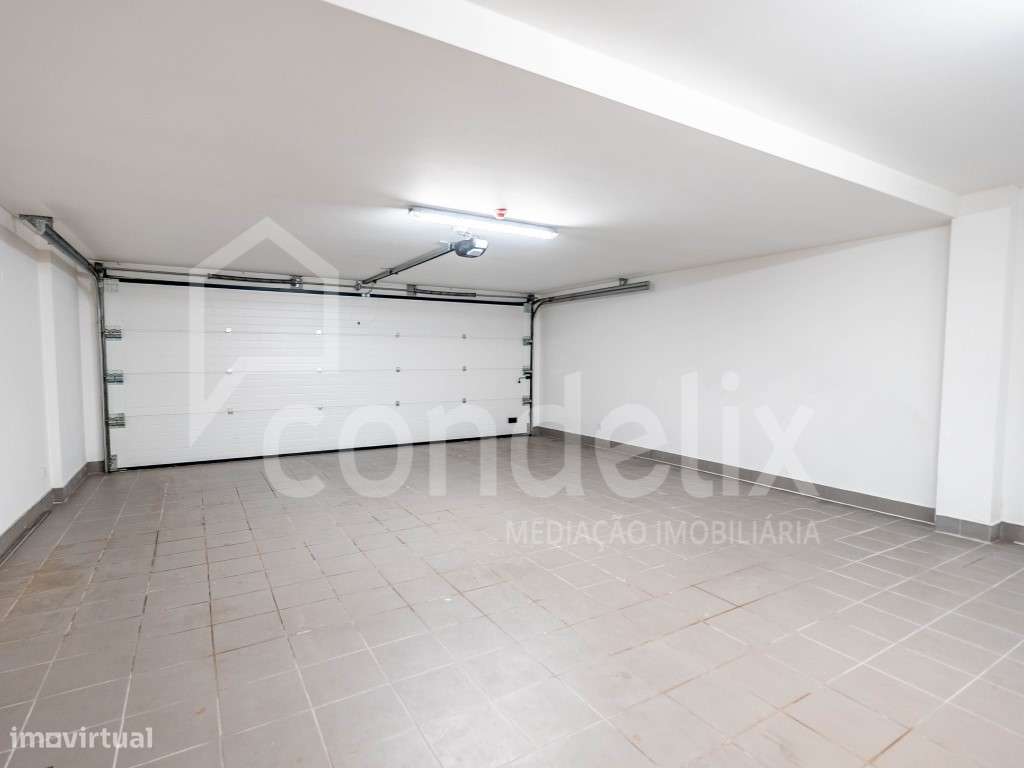 Moradia T3 com terraço, piscina e decoração de autor, Madalena-52