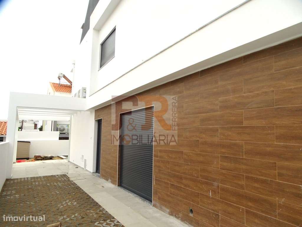 Moradia Geminada Triplex T3+1 com Cave Fernão Ferro-35