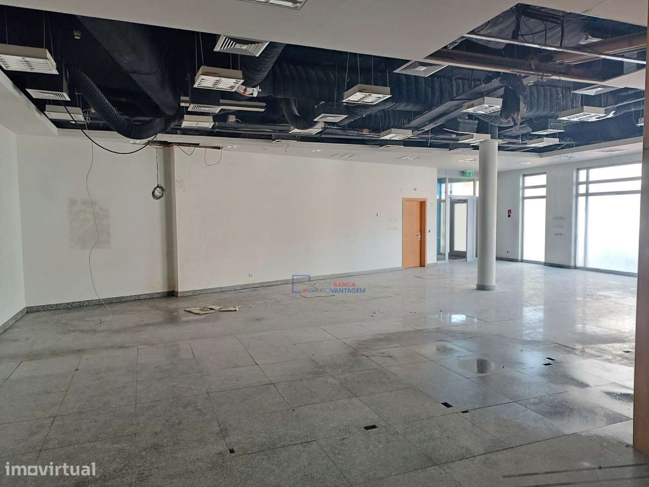 Loja com 3 montras no centro de Samora Correia - Antiga CGD - Grande imagem: 5/21