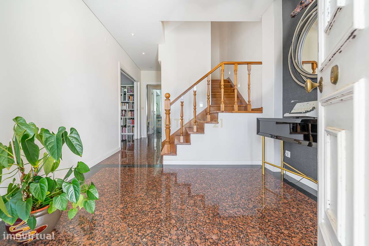 Moradia de Luxo T4 com Piscina e Jardim em Alvalade-13