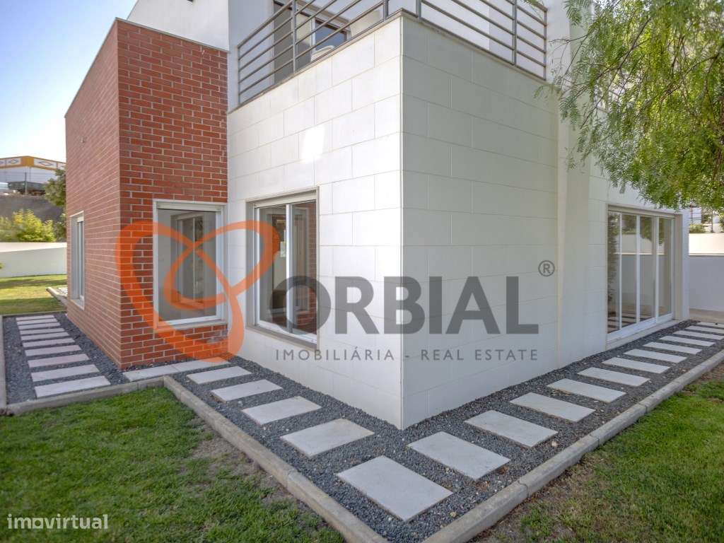 Fantástica Moradia para venda com 4 quartos, piscina e garagem no c... - Grande imagem: 4/36