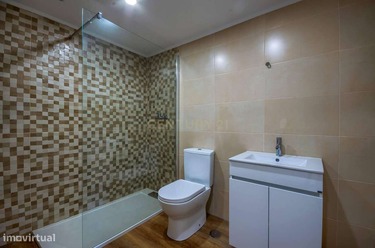 Apartamento T3 com parqueamento frente ao Parque D. Carlos I-16