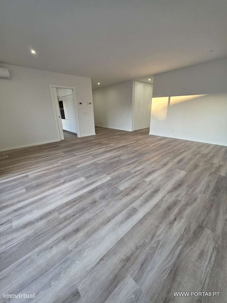 Apartamento T3 Novo com Duas Suites e Varanda — Barosa, Leiria-0
