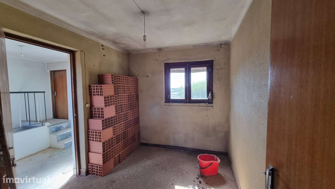 2 Moradias para remodelar com logradouro - Carvalhal Benfeito-18